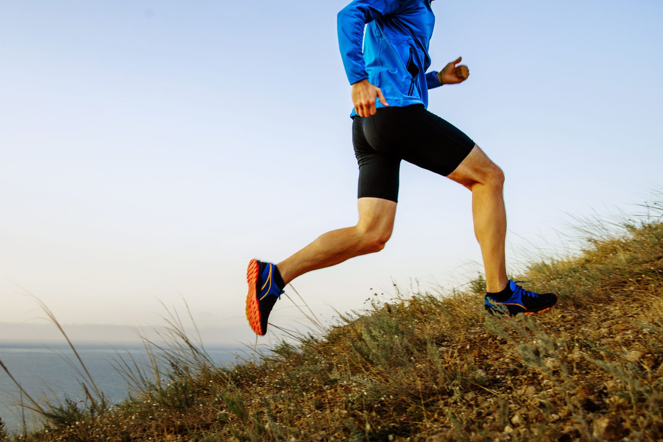 We go running. Стремительный бег в горах. Бегун в горах. Ноги бегуна. Быстро бежит.